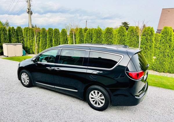 Chrysler Pacifica cena 86900 przebieg: 232231, rok produkcji 2018 z Czarne małe 781